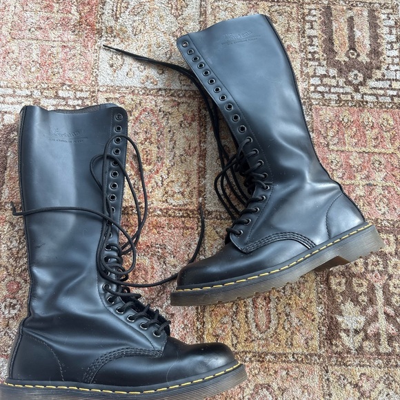 Dr. Marten’s Black Leather Lace-Up Boots Size 8 - Picture 7 of 7